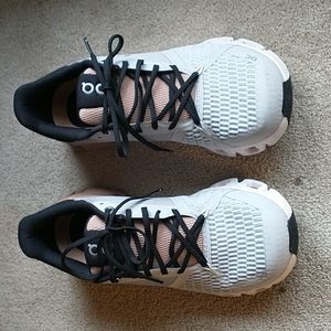On Cloud Cloudtec Running Shoes